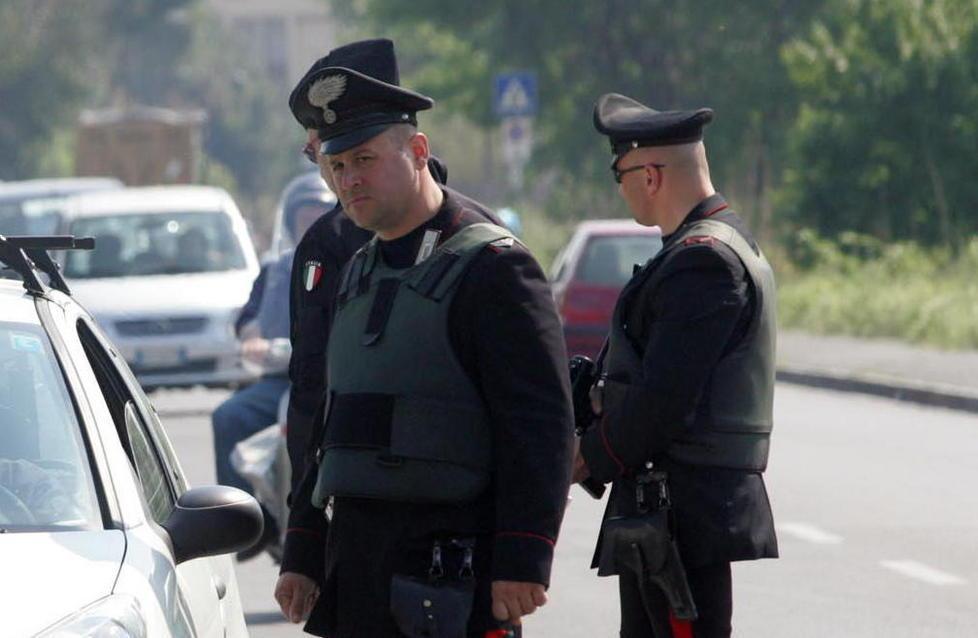 I carabinieri in via Sanzio (foto d’archivio)