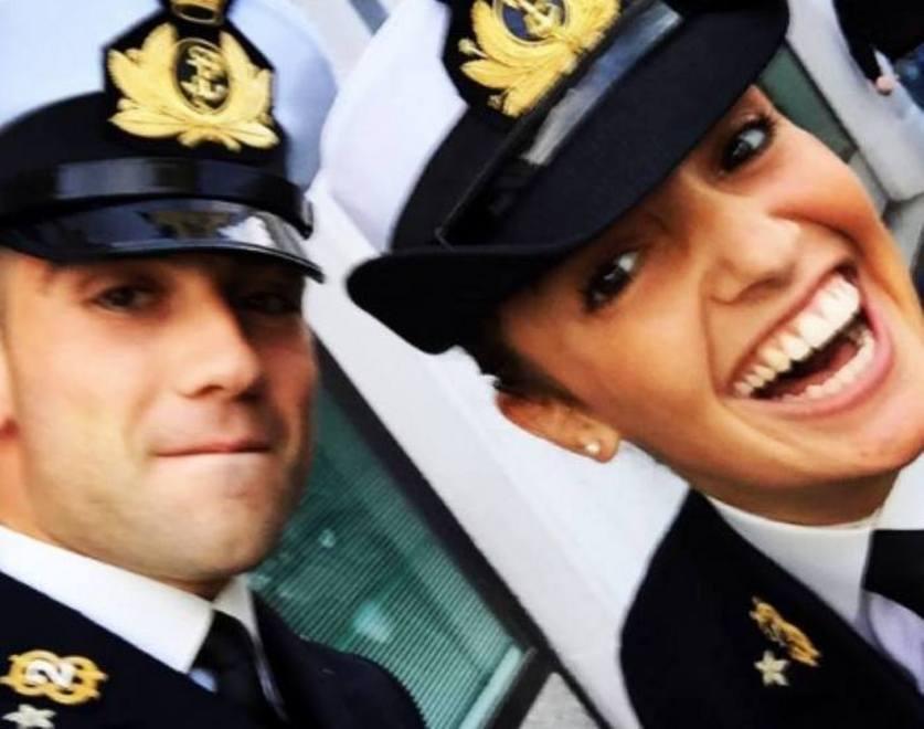 Martina Petrucci in un selfie con un commilitone