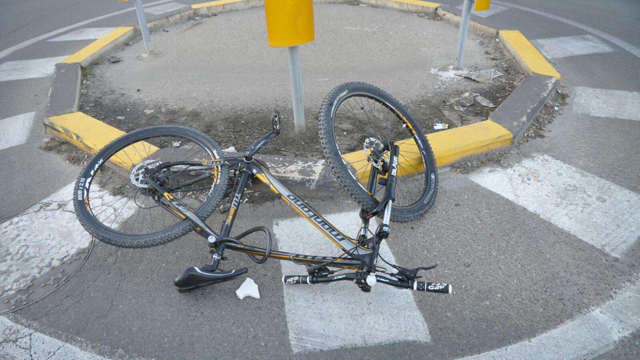 Tredicenne in bici travolto da un'auto a Cagliari