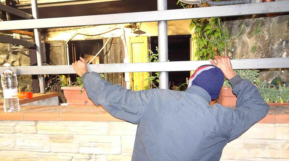 I profughi stretti attorno al marito 