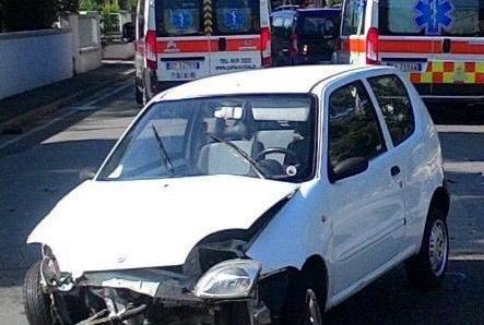Scontro frontale tra auto 