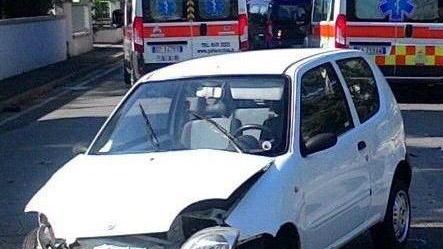 Scontro frontale tra auto