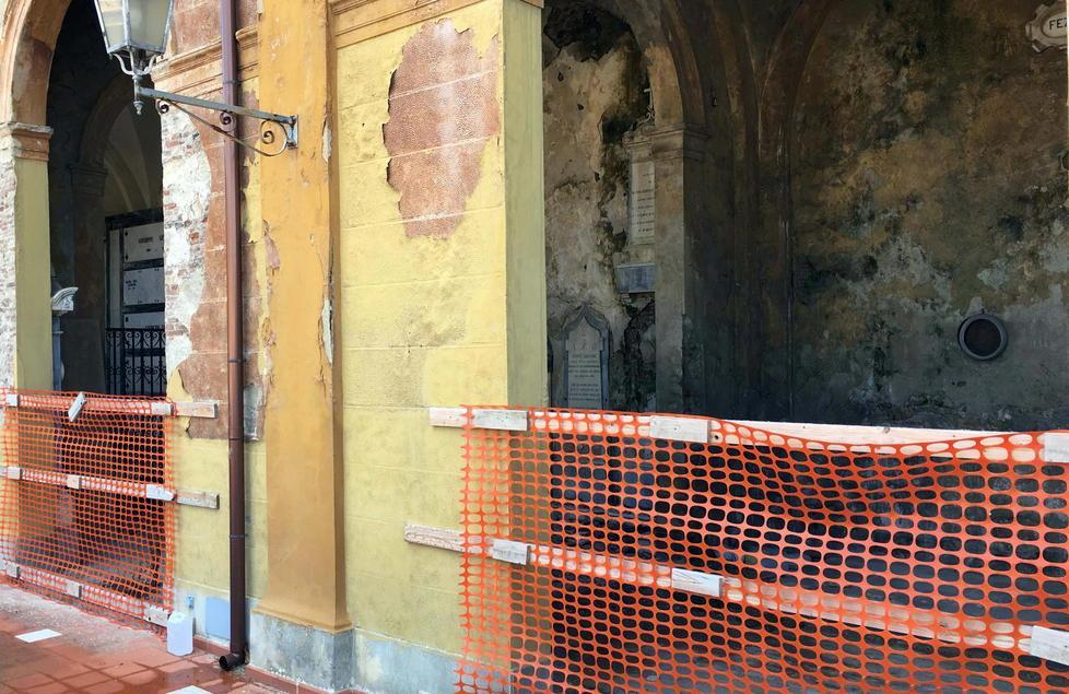 Al cimitero solo degrado e abbandono 