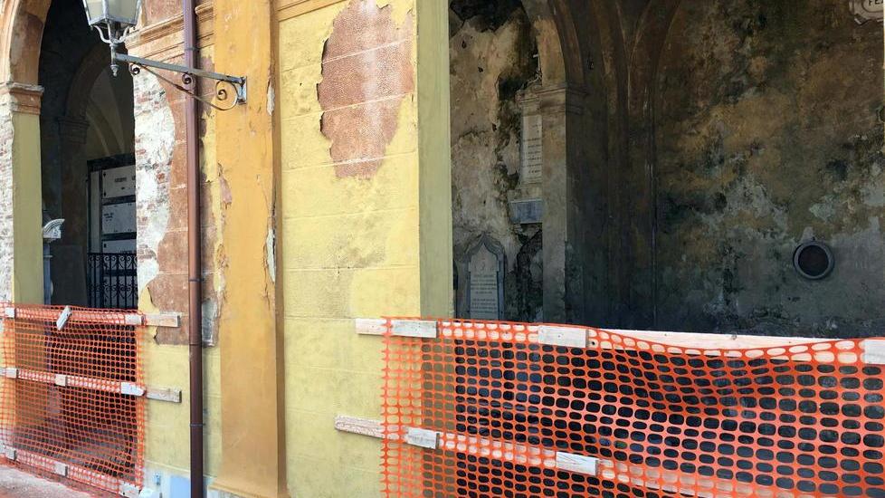 Al cimitero solo degrado e abbandono