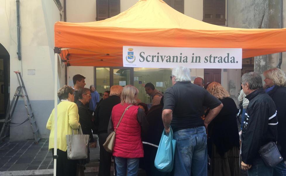 Decine di richieste alla sindaca al mercato