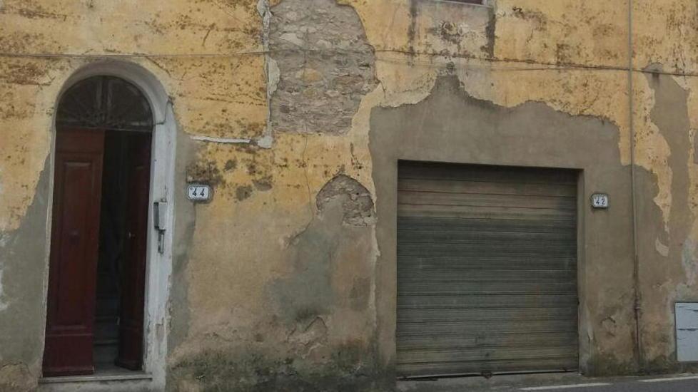 Coppia con due bambini piccoli cerca di evitare lo sfratto 