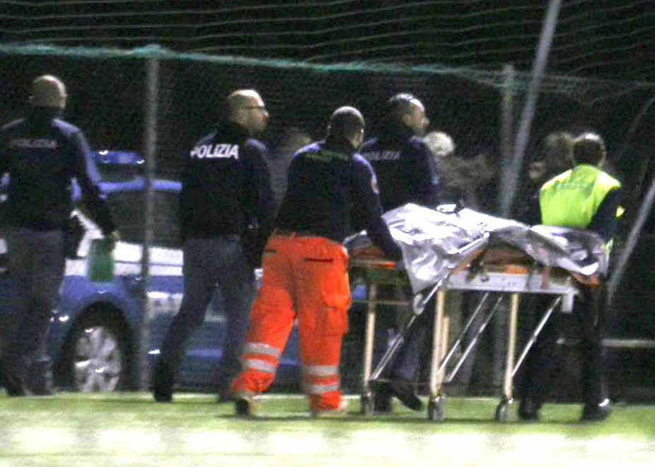 Muore a calcetto sotto gli occhi del figlio 