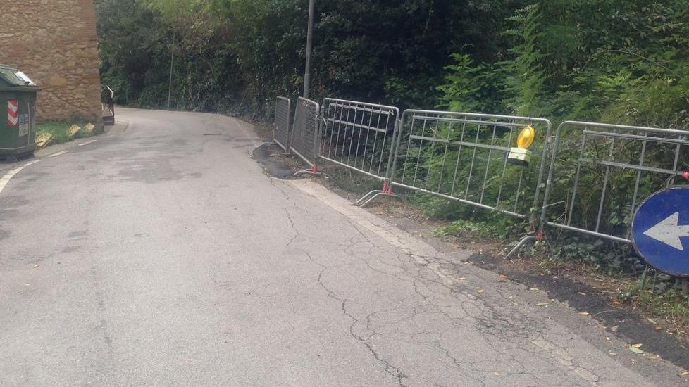 Lavori per fermare la frana in via Salnitro