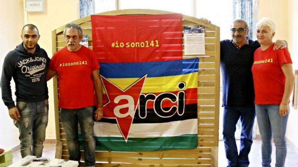 La bandiera dell’Arci sventola in via Terrazzini col circolo 141