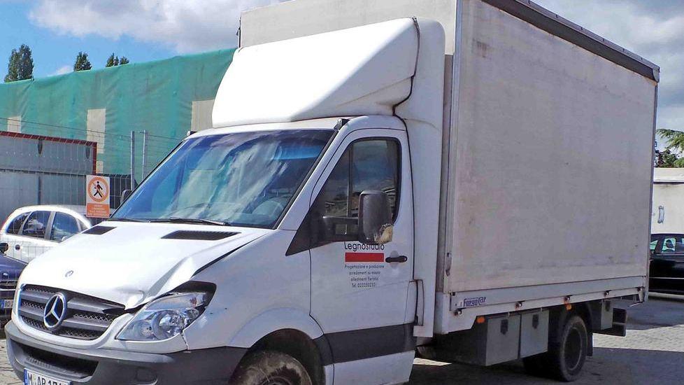 Rubano il camion ma vengono scoperti