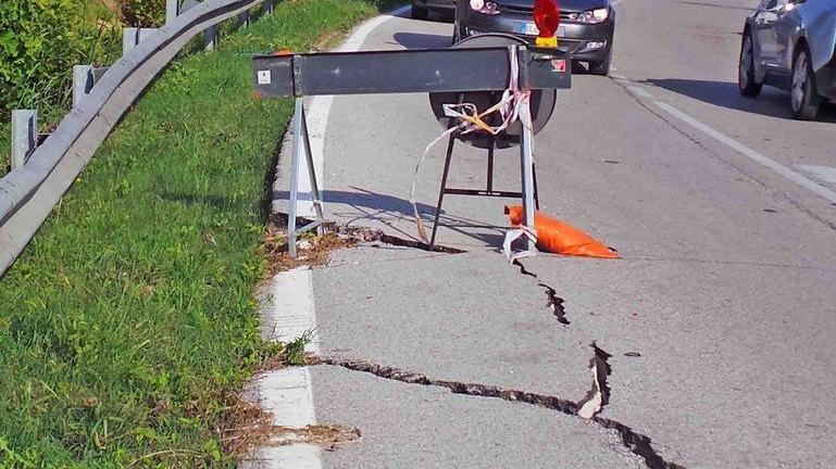 Via Copparo, strada da rifare per le frane