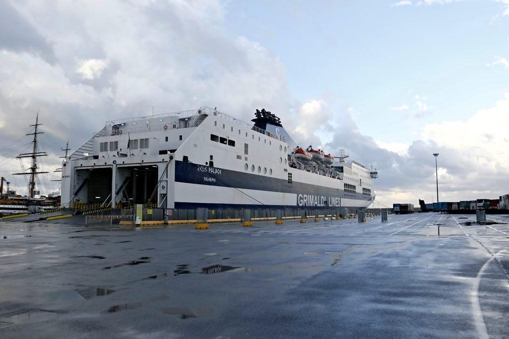 La nave ancora ferma nel porto di Livorno
