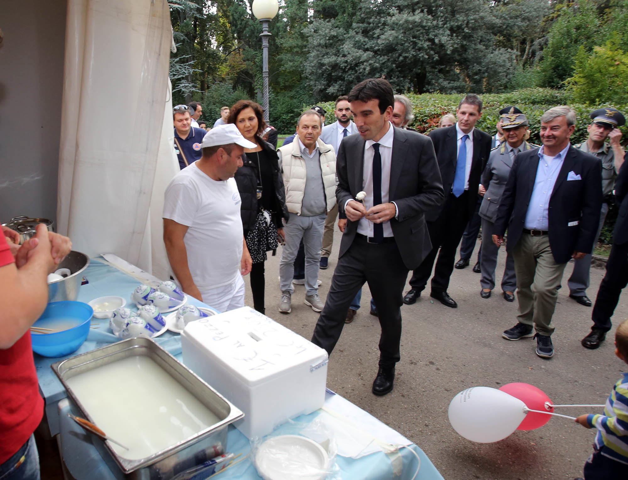 Il ministro Maurizio Martina in visita a uno stand (Foto Nucci)