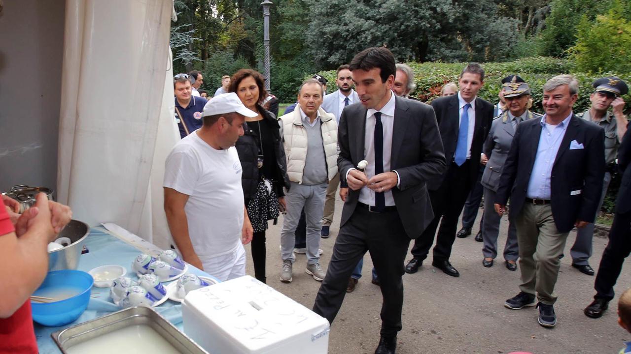 Il ministro Maurizio Martina in visita a uno stand (Foto Nucci)