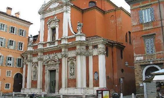 Rapinato con lo spray urticante in centro a Modena