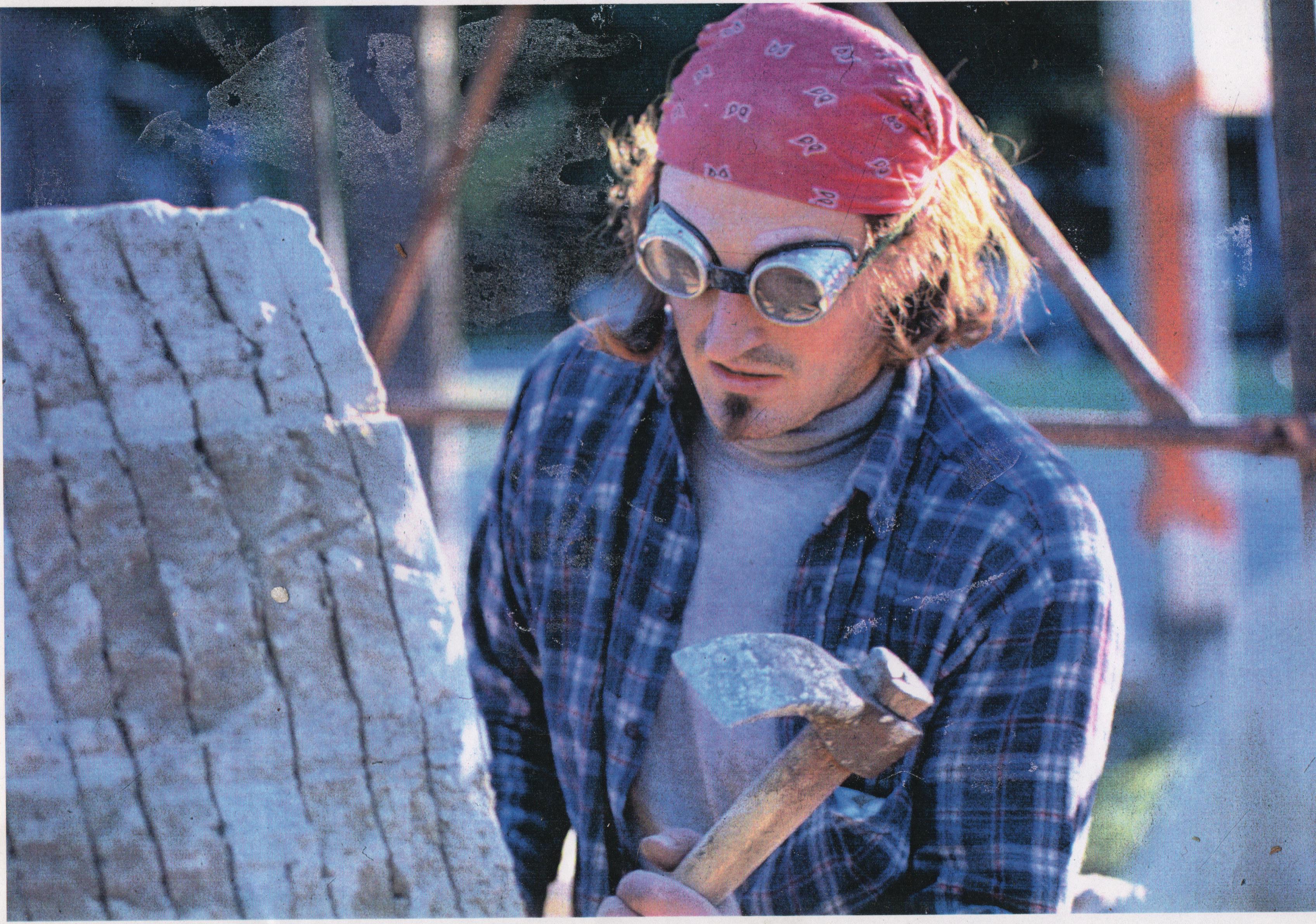 Lo scultore Stefano Corti al lavoro 