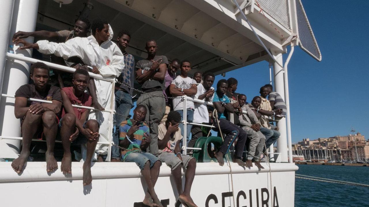 Migranti a bordo della nave spagnola Rio Segura (foto Mario Rosas)
