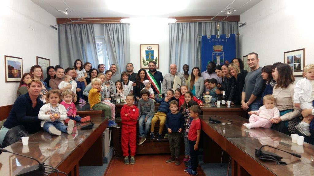 Il gruppo di mamme  e bimbi con il sindaco Bacci e il dottor Frontini in Comune a Colle