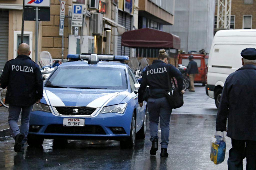 La polizia al mercato dopo il furto (Marzi/Pentafoto)
