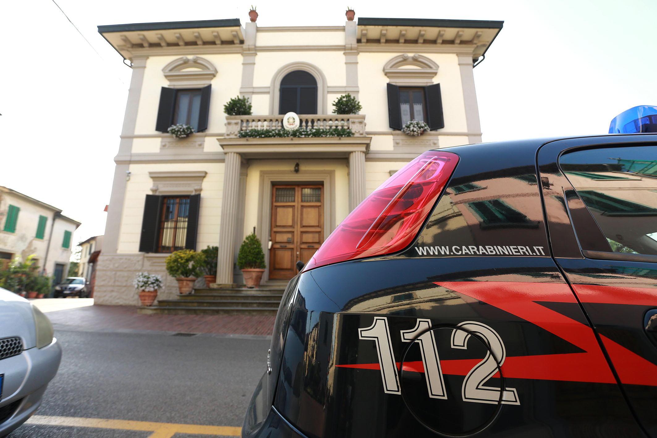 La stazione dei carabinieri di Montelupo (foto agenzia Carlo Sestini)