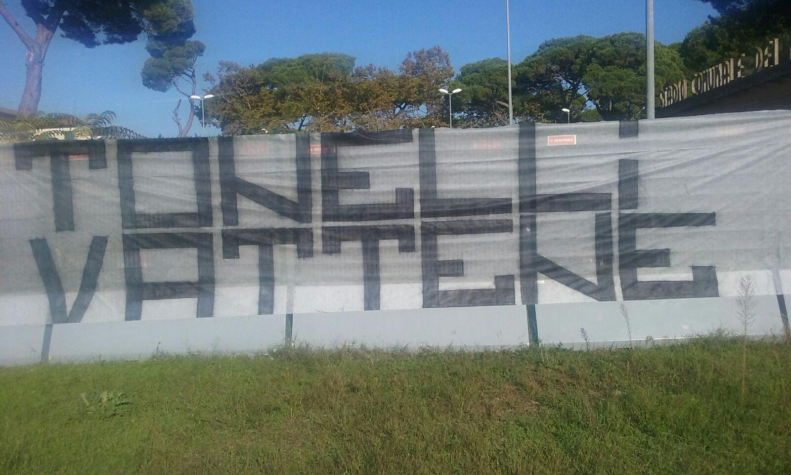 Uno striscione contro Tonelli