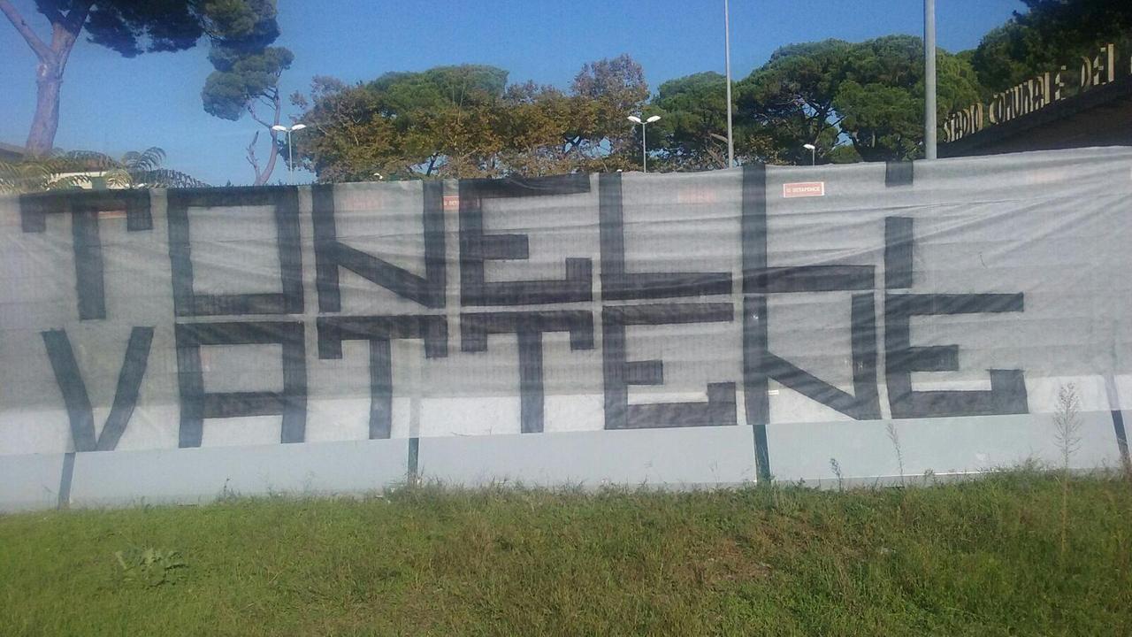 Uno striscione contro Tonelli