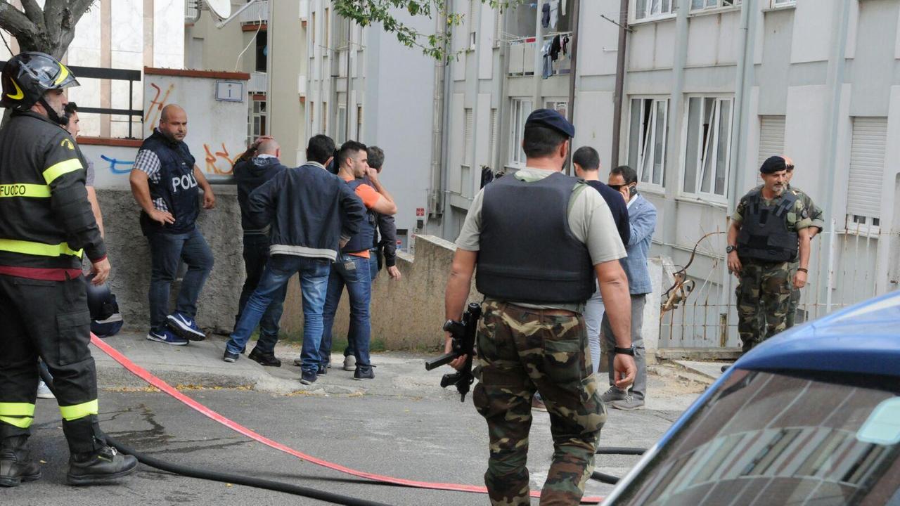 Gli agenti e i carabinieri di fronte alla palazzina di via Istiritta