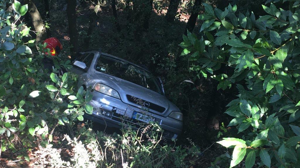 Auto finisce nel dirupo lungo il Romito, illesi i due passeggeri