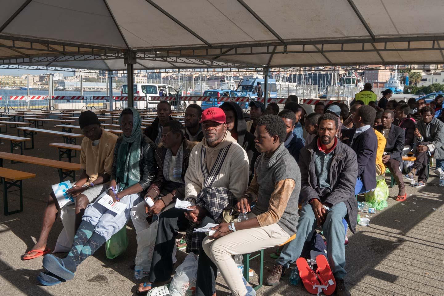 I migranti in attesa di identificazione al terminal crociere (foto Mario Rosas)