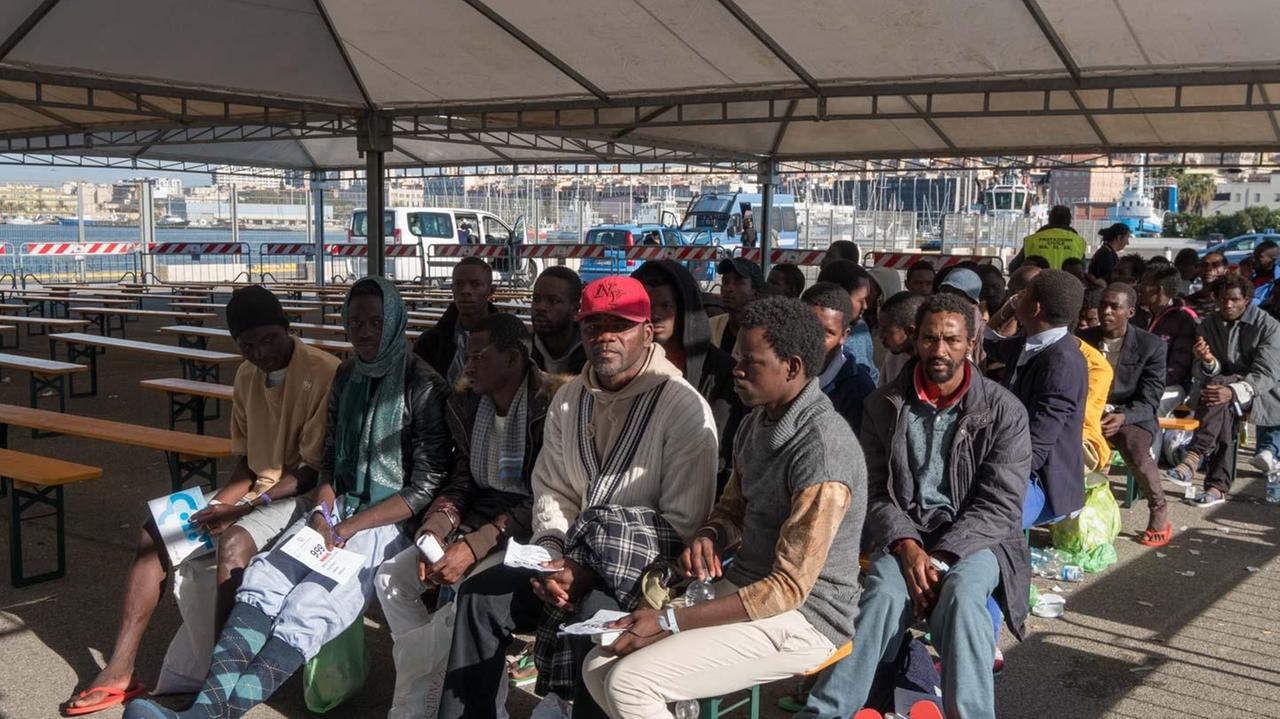 I migranti in attesa di identificazione al terminal crociere (foto Mario Rosas)