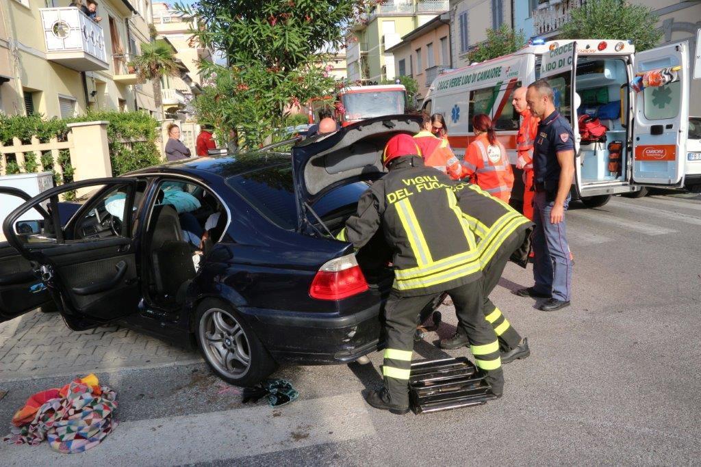 La Bmw che ha provocato l'incidente all'incrocio fra via Pacinotti e via Puccini (foto Ciurca/Paglianti)