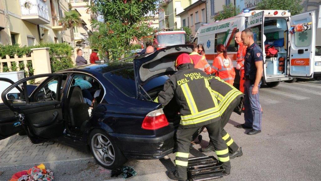 La Bmw che ha provocato l'incidente all'incrocio fra via Pacinotti e via Puccini (foto Ciurca/Paglianti)