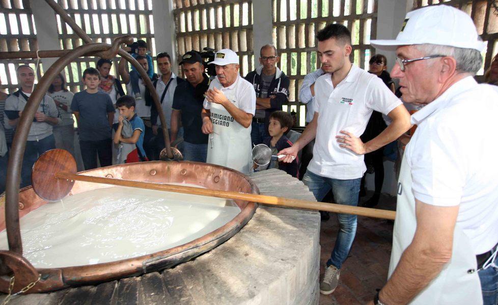 Parmigiano-Reggiano, parte la campagna digitale per il re dei formaggi 