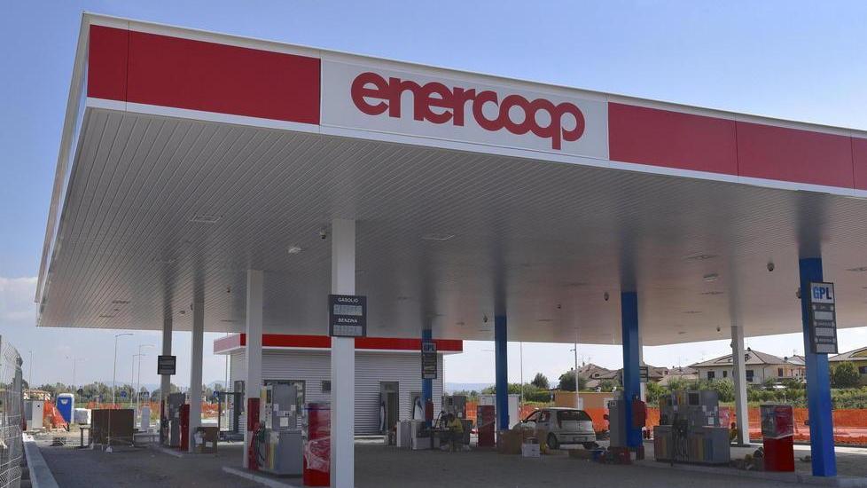 Il nuovo distributore Enercoop che aprirà al Commendone il 27 ottobre (Foto Bf)