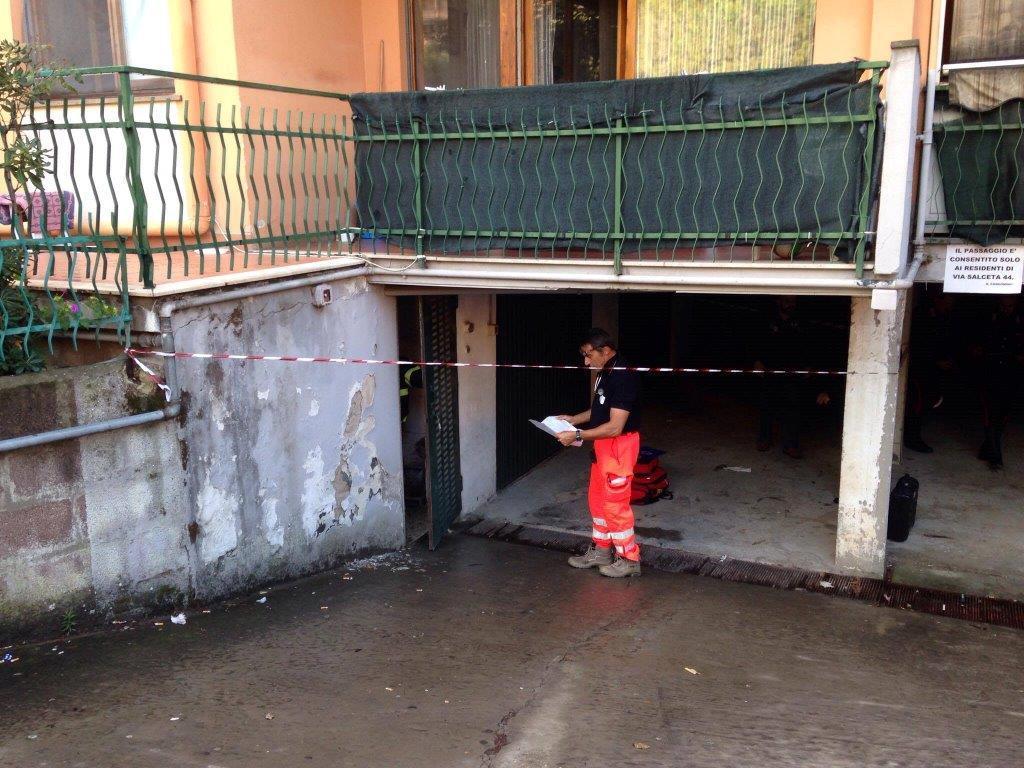 I soccorritori intervenuti dopo l'allarme dei vicini di casa 