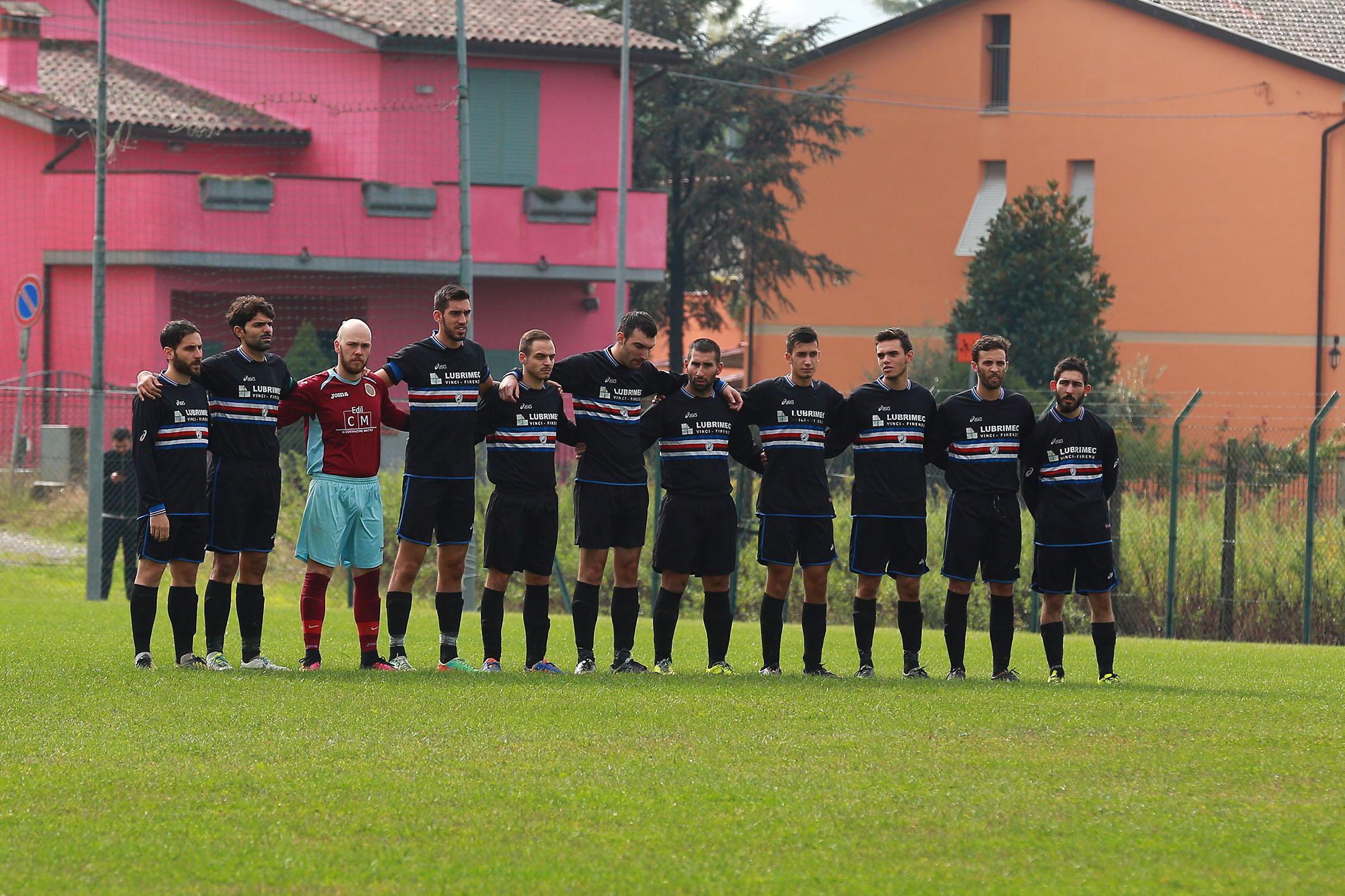La squadra del Corniola C.T. durante il minuto di raccoglimento per Fabio Piccini 