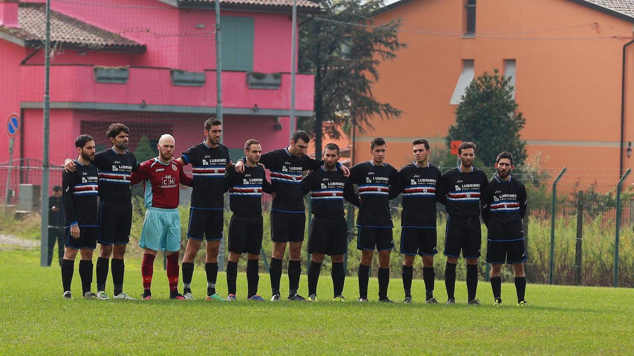 La squadra del Corniola C.T. durante il minuto di raccoglimento per Fabio Piccini