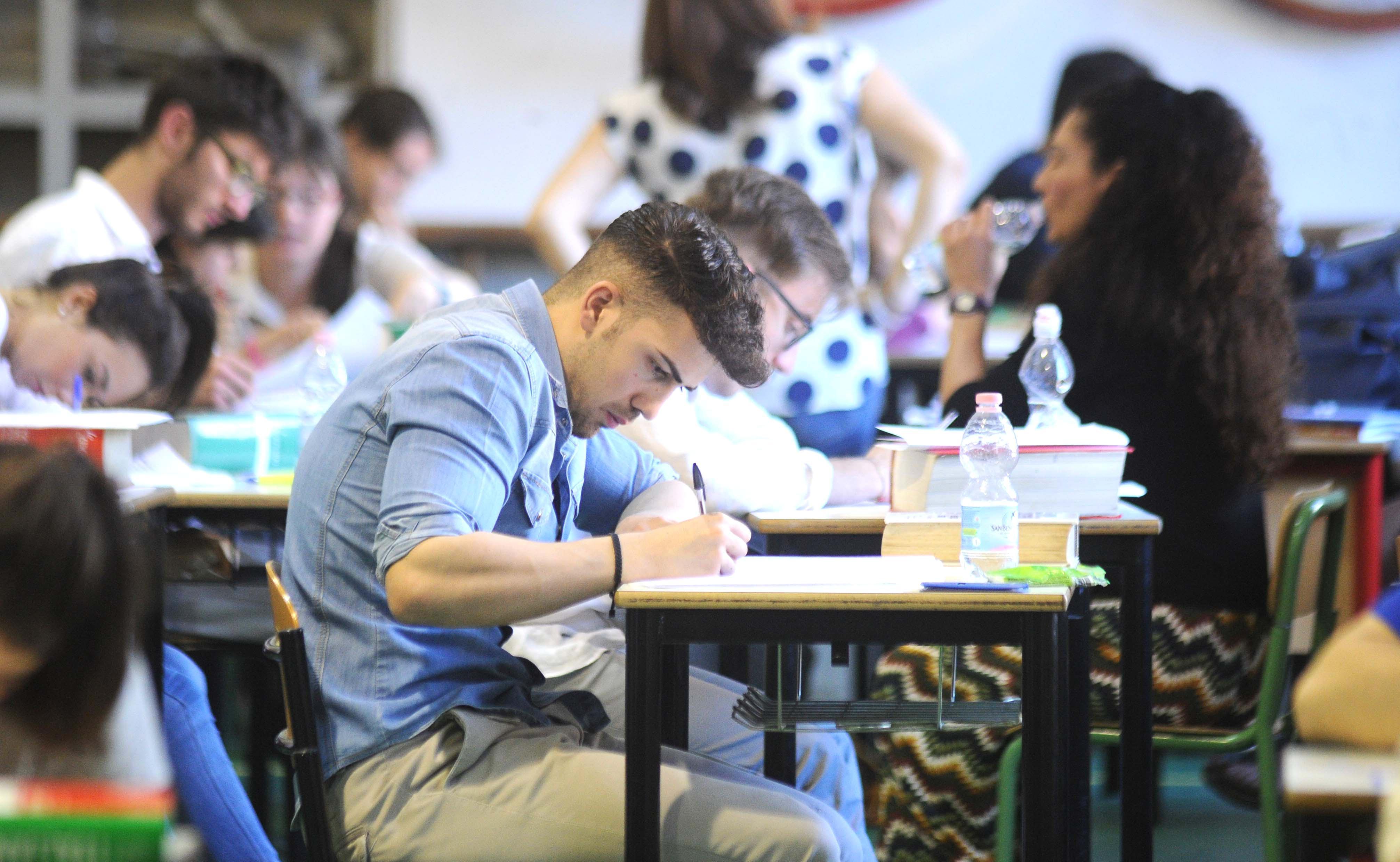 Studenti in classe in una foto d'archivio