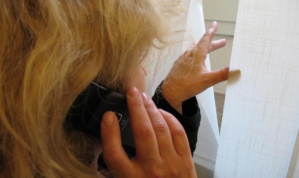 Stalker si accampa nel giardino della ex
