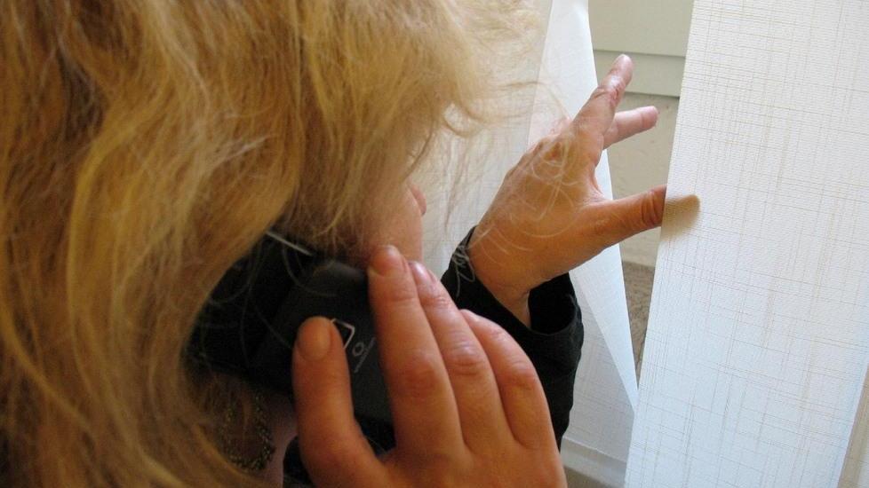 Stalker si accampa nel giardino della ex