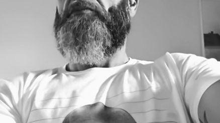 Mette la sua faccia stanca su t-shirt per aiutare un canile