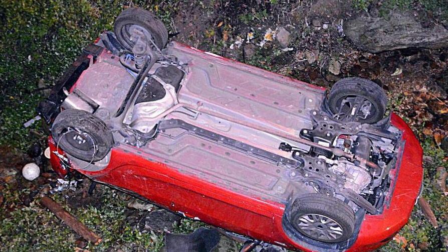 L’auto non è frenata, finisce nel rio