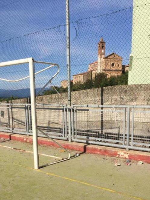 Caldana, lucchetti al campo sportivo Genitori infuriati 