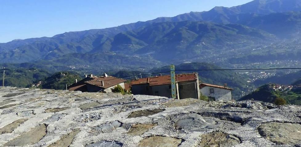 Ferro e plastica sulla rocca tutelata dalle Belle arti 