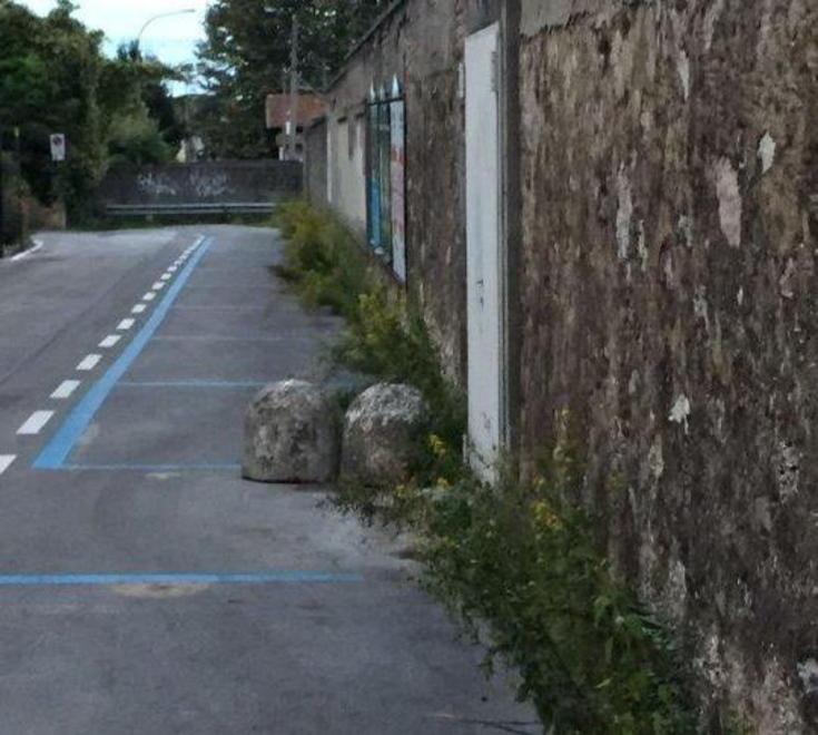 Una strada intera multata per i permessi scaduti 