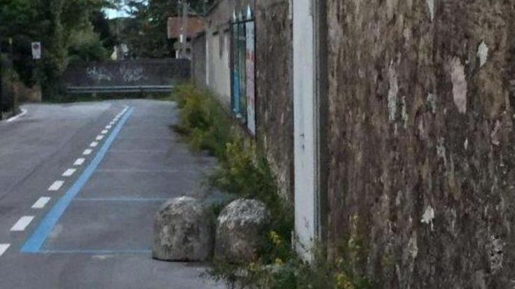 Una strada intera multata per i permessi scaduti