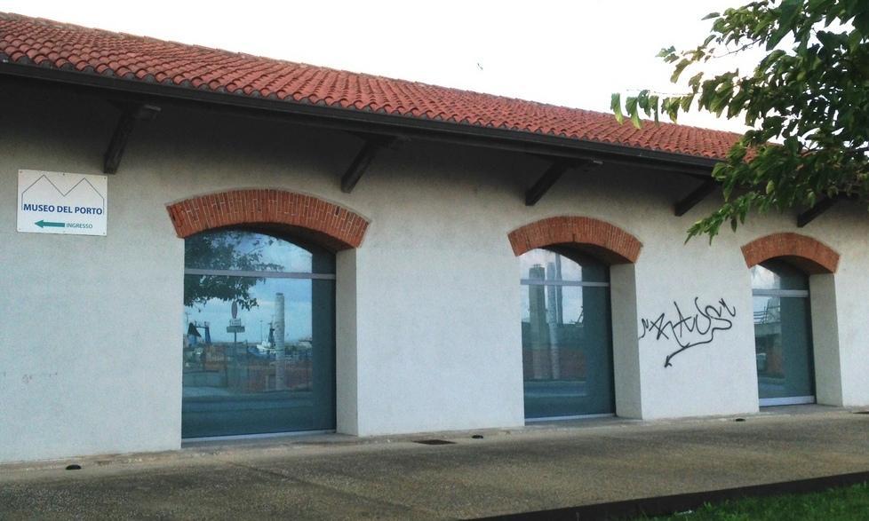 Vandali in azione sui muri del museo