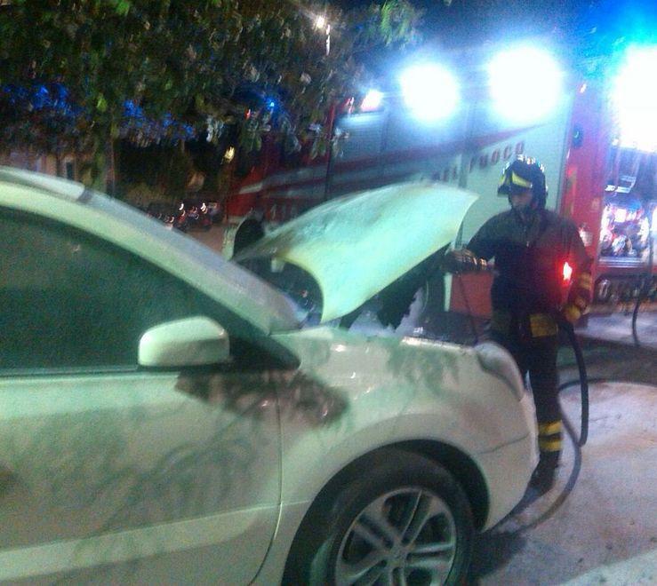 L’auto incendiata, arrestato l’ex marito 