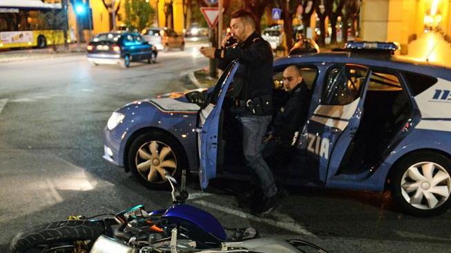 Speronano la polizia sulla moto rubata: è caccia ai due ladri