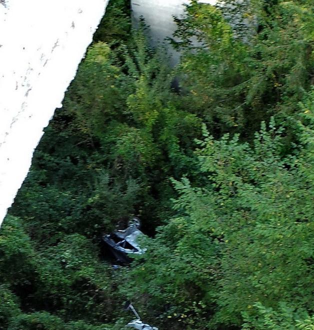 In auto vola giù dal viadotto e si salva 